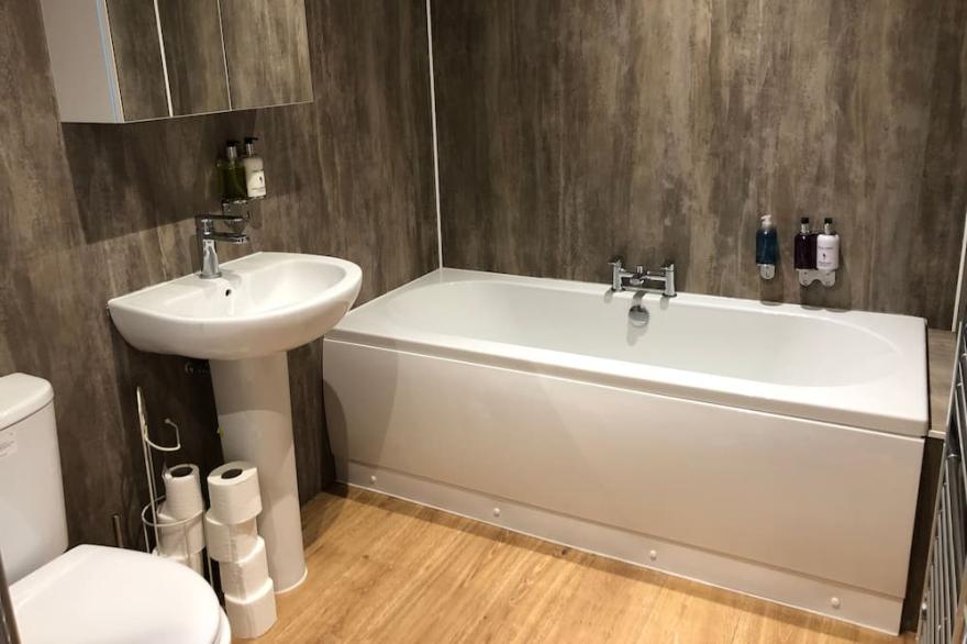 The Granary, 3 bedroom Cottage with hot tub. Wolds Way Cottages