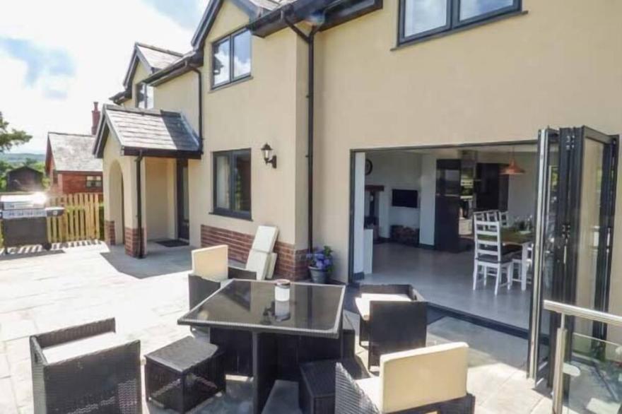 CAEAU MAWR, family friendly, luxury holiday cottage in Henllan