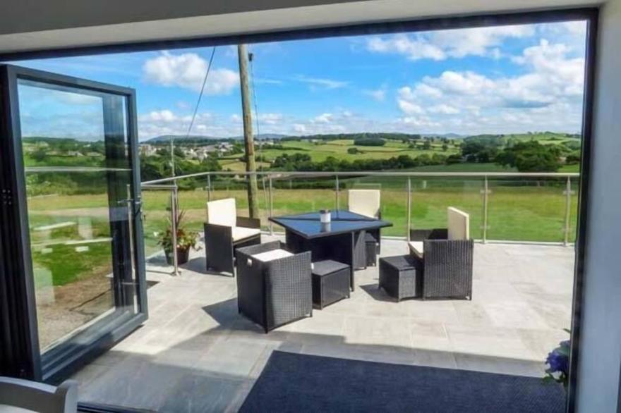 CAEAU MAWR, family friendly, luxury holiday cottage in Henllan