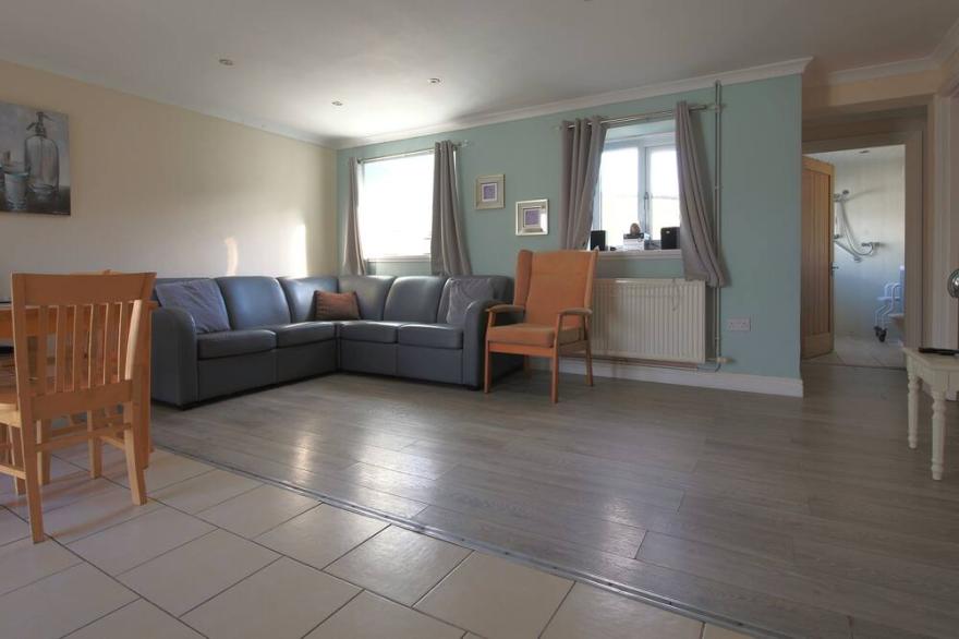 BARN COTTAGE, pet friendly, with hot tub in Laugharne