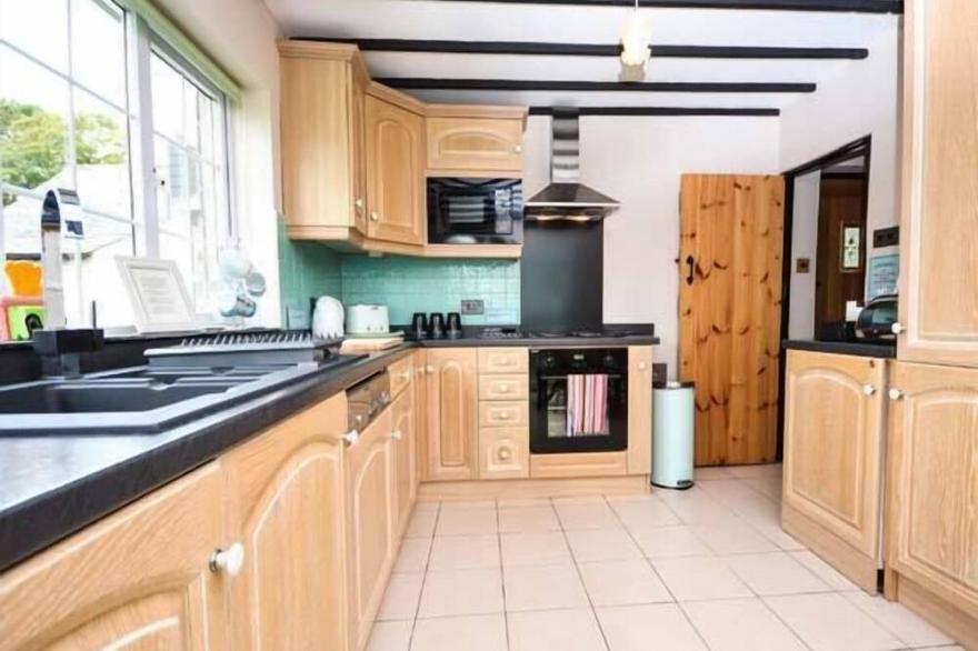GOOSE COTTAGE, family friendly, with hot tub in Camelford