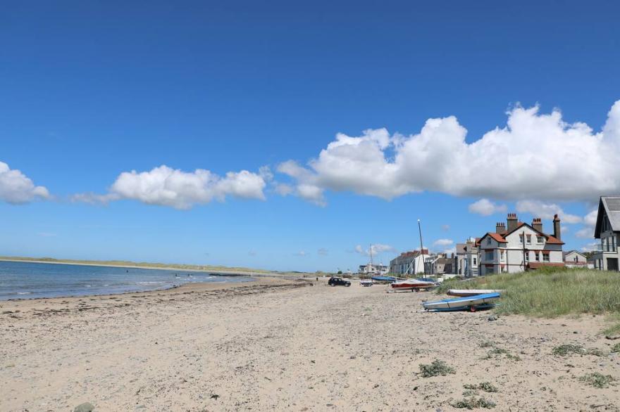 FLAT 4 THE SWELL, family friendly in Rhosneigr