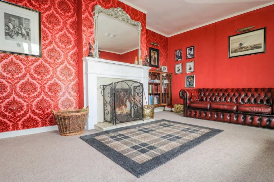 ST. KILDA, pet friendly, with open fire in Lochmaddy, North Uist