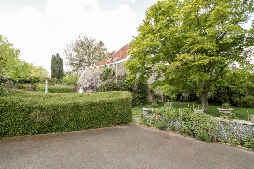 THE GRANARY, country holiday cottage, with pool in Bridgwater