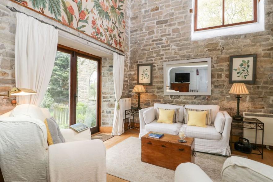 THE GRANARY, country holiday cottage, with pool in Bridgwater