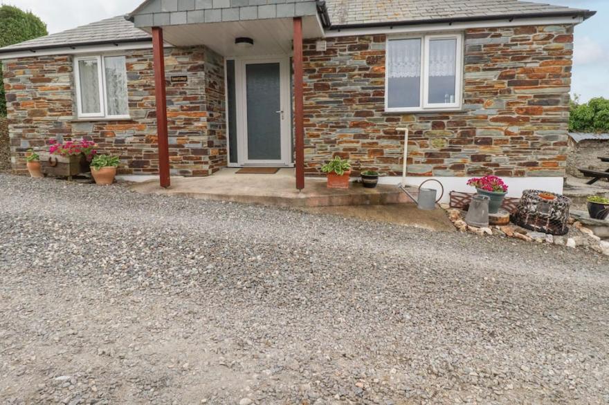 SUNSET COTTAGE, romantic, with a garden in Tintagel