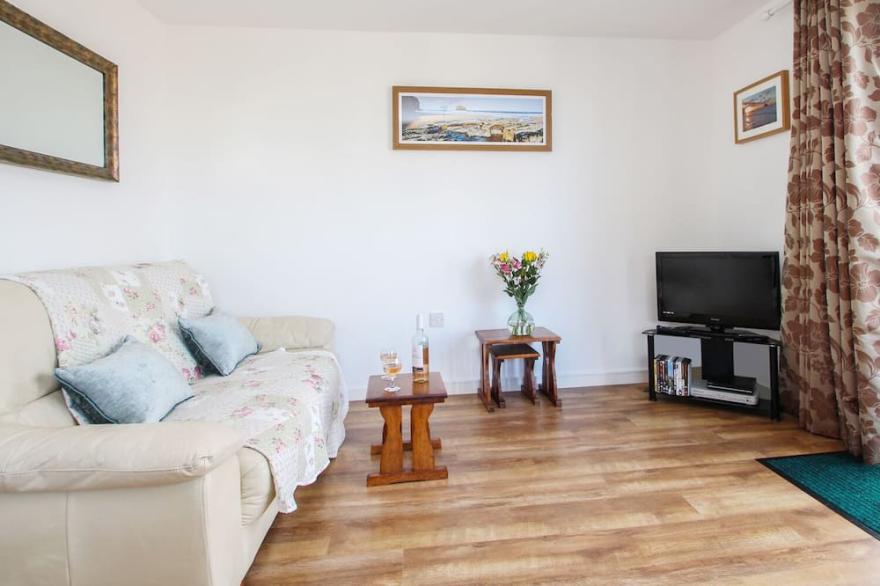 SUNSET COTTAGE, romantic, with a garden in Tintagel