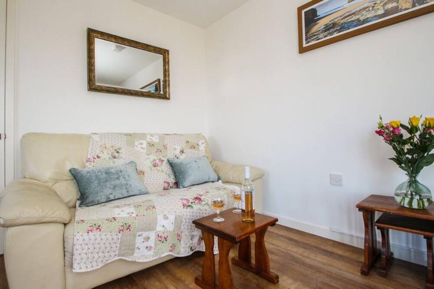 SUNSET COTTAGE, romantic, with a garden in Tintagel
