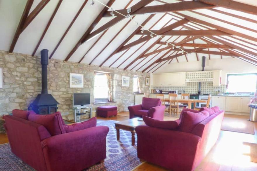 THE GRANARY, family friendly, character holiday cottage in Marazion