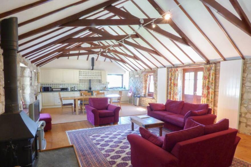 THE GRANARY, family friendly, character holiday cottage in Marazion