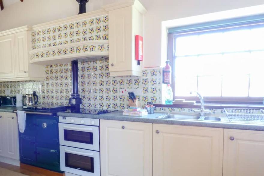 THE GRANARY, family friendly, character holiday cottage in Marazion