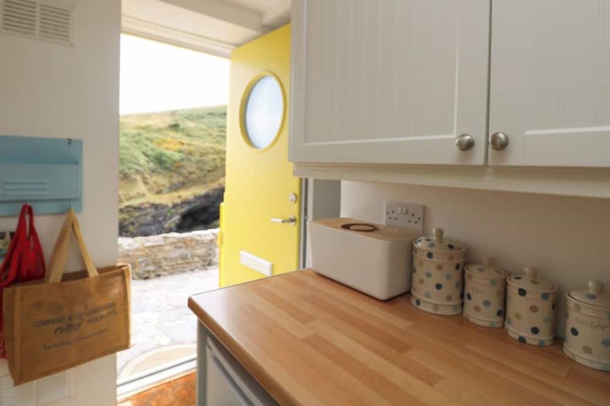KERBENETTY (HARBOUR COTTAGE), pet friendly, with open fire in Portloe