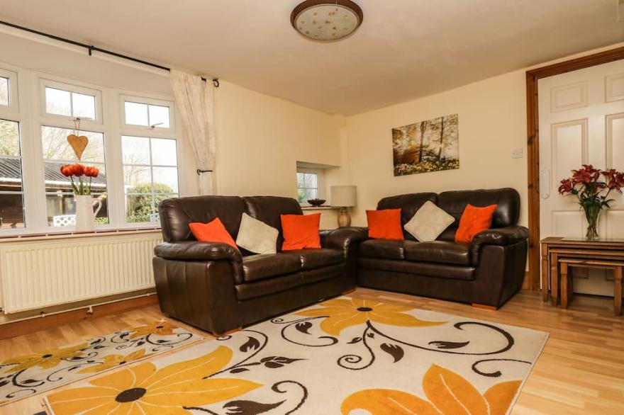 MANOR FARMHOUSE COTTAGE, with a garden in Redruth