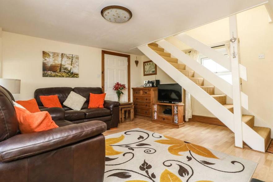 MANOR FARMHOUSE COTTAGE, with a garden in Redruth