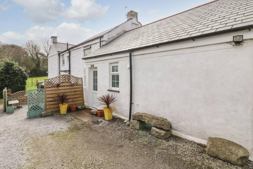 MANOR FARMHOUSE COTTAGE, with a garden in Redruth