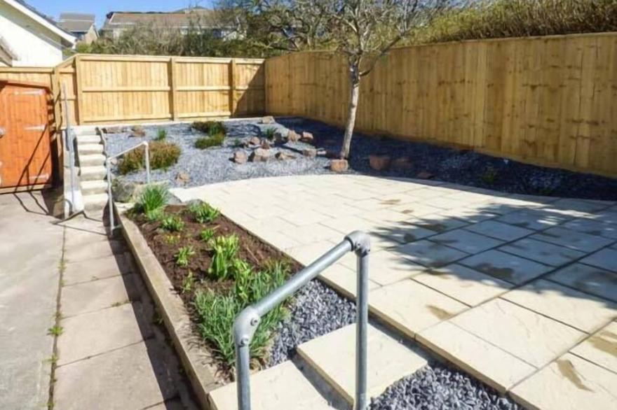ROWAN, pet friendly, with a garden in Penally
