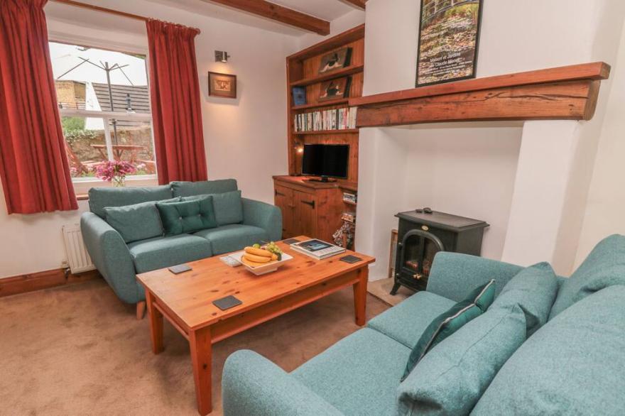 31 PETH HEAD, pet friendly, character holiday cottage in Wooler