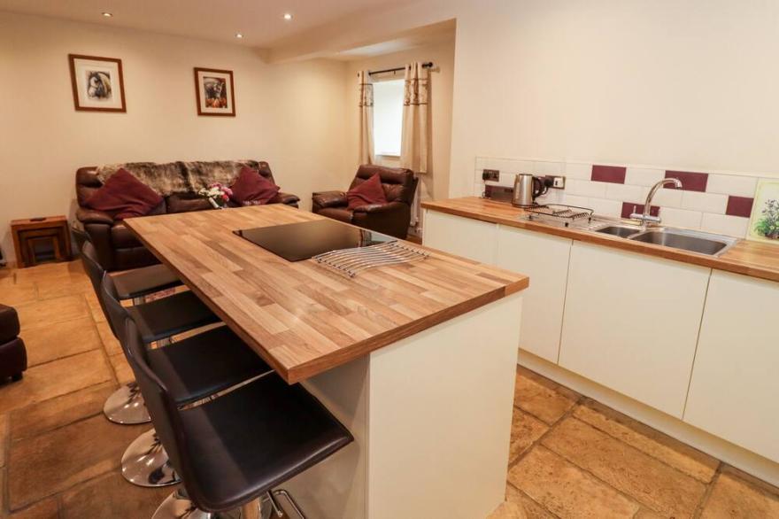 THE STABLES, pet friendly, luxury holiday cottage in Great Tew