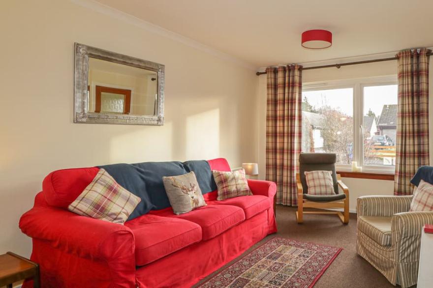 STEAM COTTAGE, family friendly, with open fire in Aviemore
