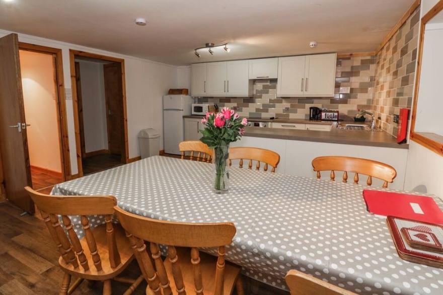 THE BYRE, pet friendly, with a garden in Newton Stewart