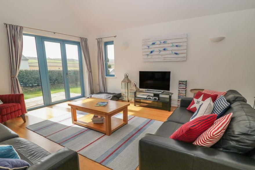 ATLANTIC REACH, pet friendly, with open fire in Widemouth Bay