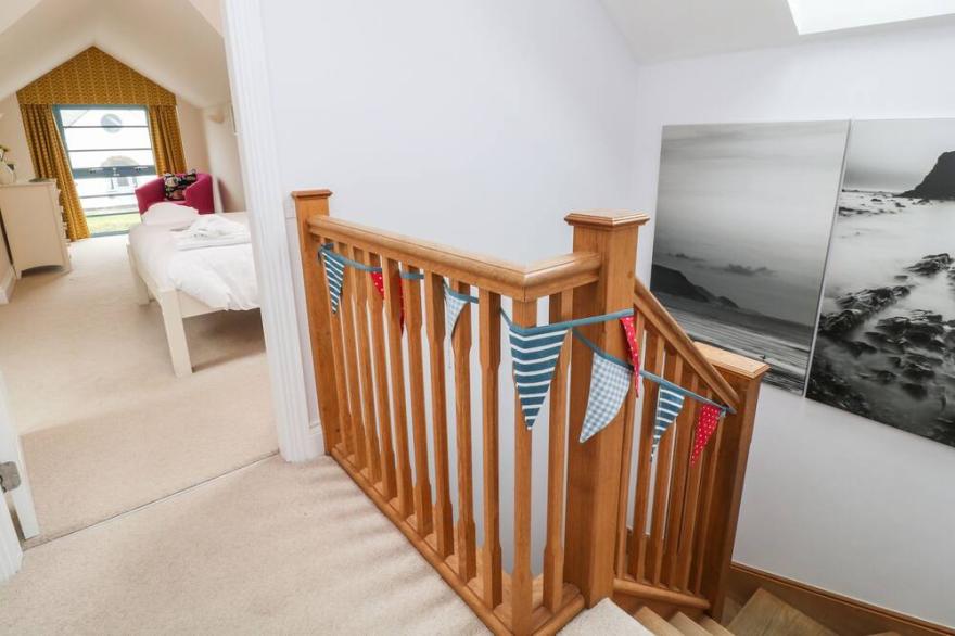 ATLANTIC REACH, pet friendly, with open fire in Widemouth Bay