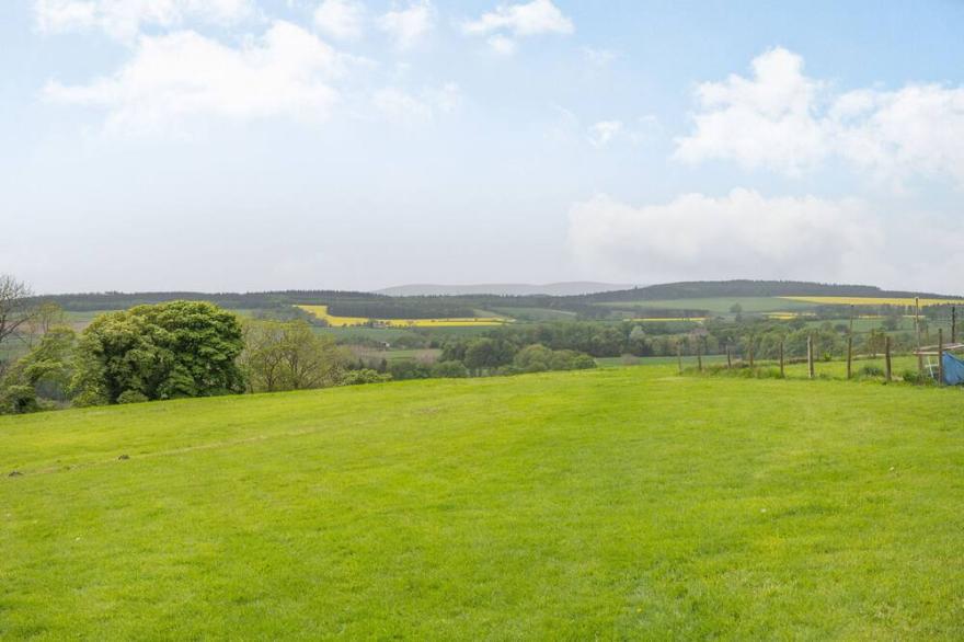 PEA TOP COTTAGE, pet friendly, with a garden in Culgaith