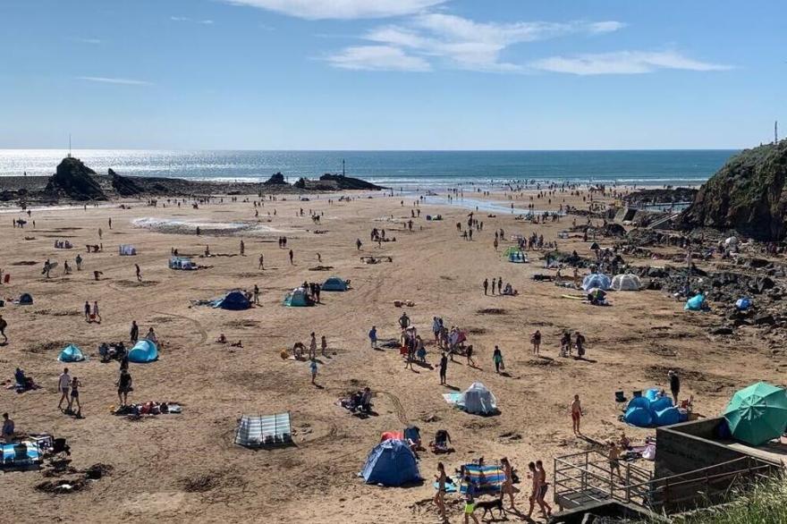 Five mins walk to beach - 4 bed luxury holiday home located within heart of Bude