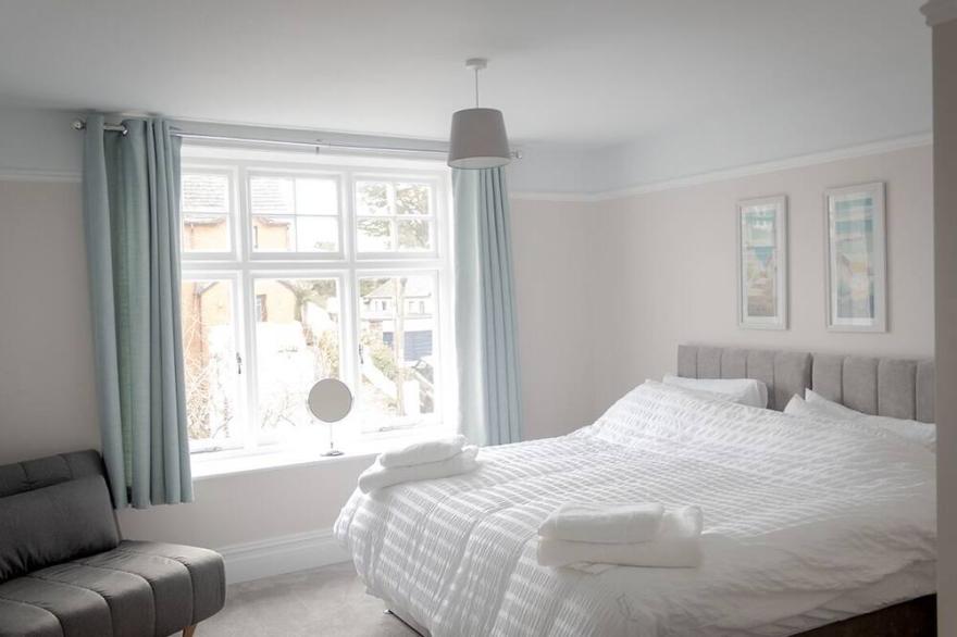 Five mins walk to beach - 4 bed luxury holiday home located within heart of Bude