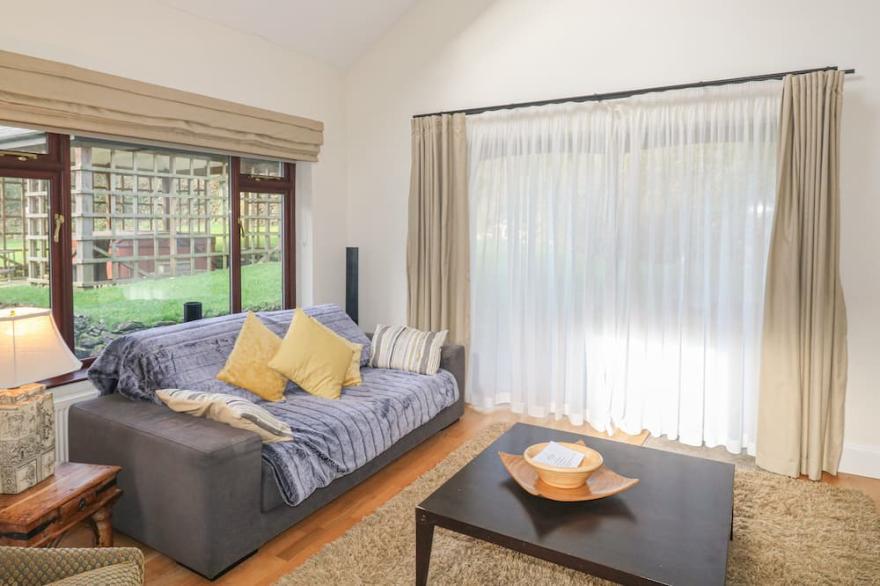 CEDAR LODGE, family friendly, country holiday cottage in Wadebridge