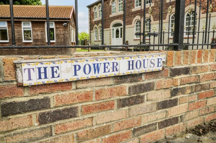 THE POWER HOUSE, pet friendly, with hot tub in Skinningrove