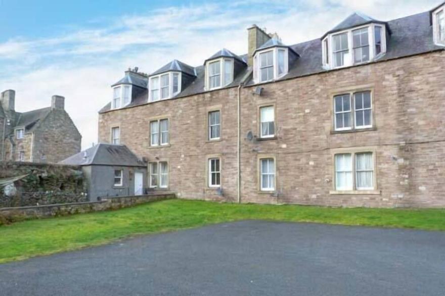 3 QUEEN MARYS BUILDINGS, with a garden in Jedburgh