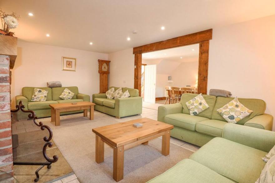 HADLEIGH FARM BARN, pet friendly, with open fire in King's Lynn