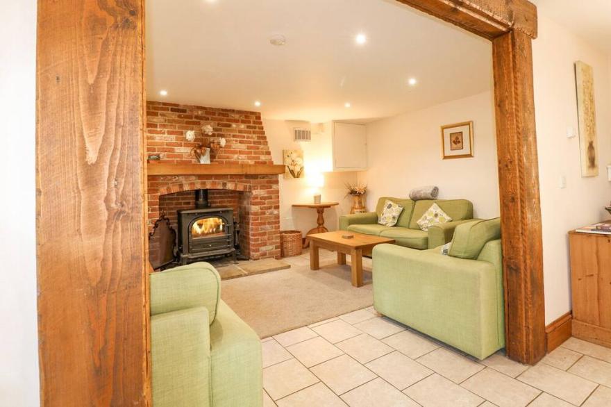 HADLEIGH FARM BARN, pet friendly, with open fire in King's Lynn