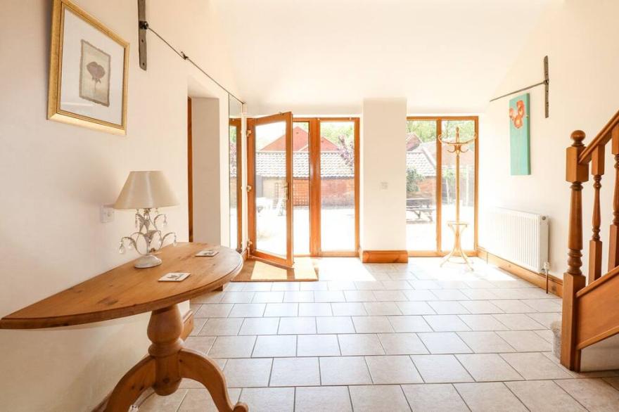 HADLEIGH FARM BARN, pet friendly, with open fire in King's Lynn
