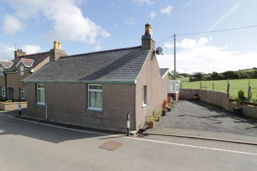 TRIGFA COTTAGE, pet friendly, with open fire in Abersoch