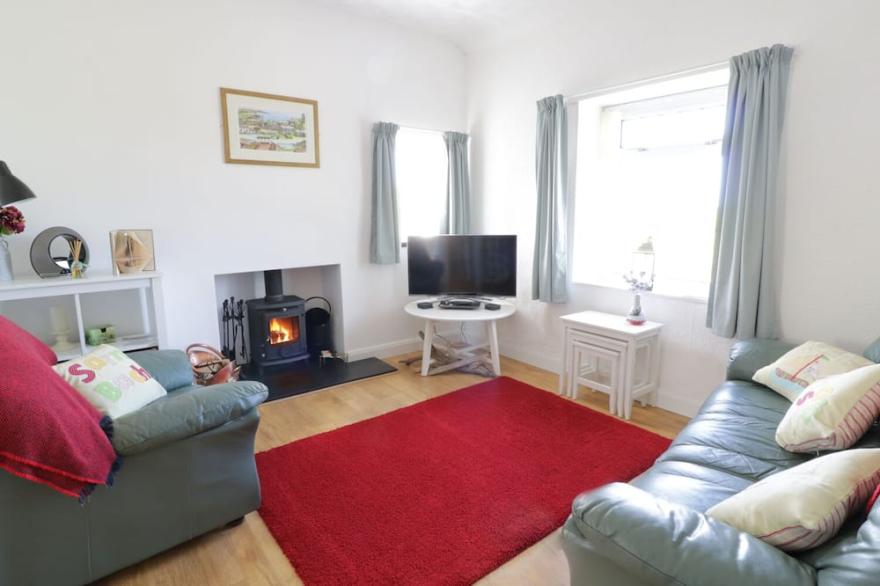 TRIGFA COTTAGE, pet friendly, with open fire in Abersoch