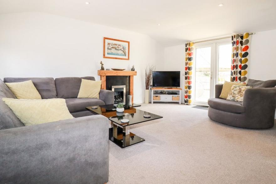 KELYOW, pet friendly, character holiday cottage in St Day