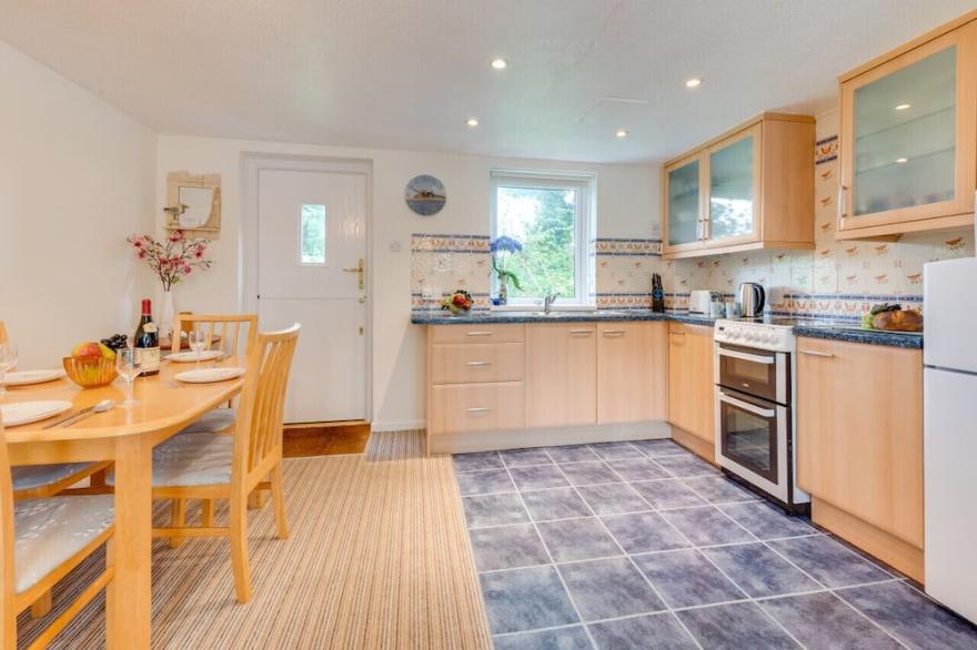 Finches - Two Bedroom House, Sleeps 4