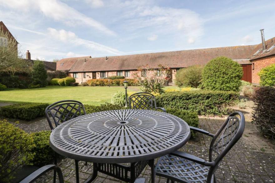 BURFORD COTTAGE, family friendly, with a garden in Clifford Chambers