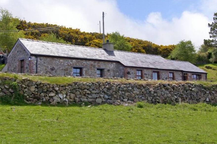 PENRALLT COTTAGE, family friendly, with a garden in Y Felinheli