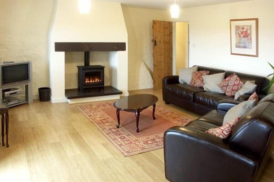 PENRALLT COTTAGE, family friendly, with a garden in Y Felinheli