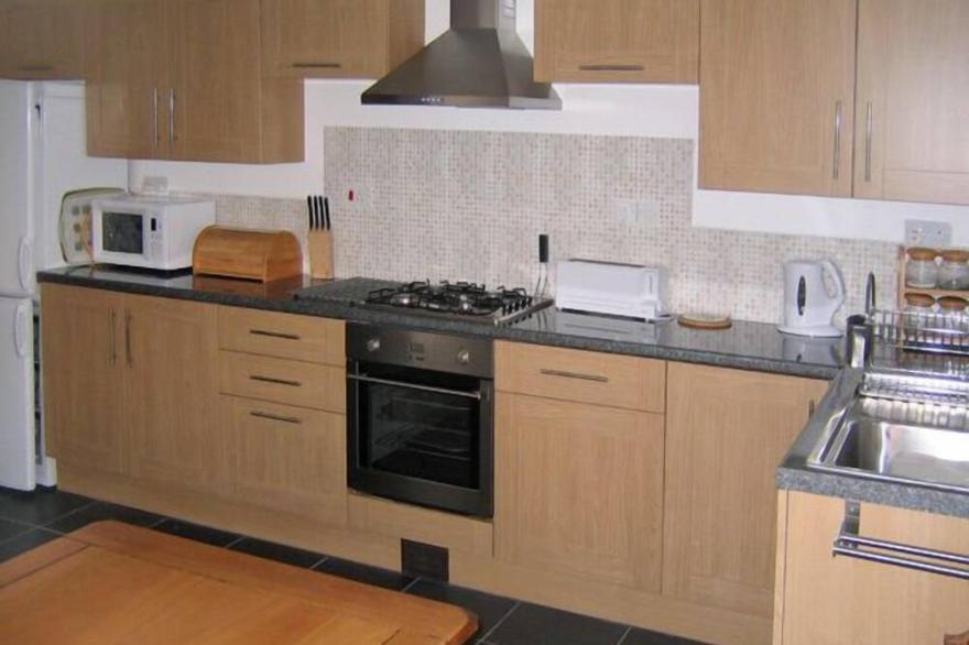 PENRALLT COTTAGE, family friendly, with a garden in Y Felinheli