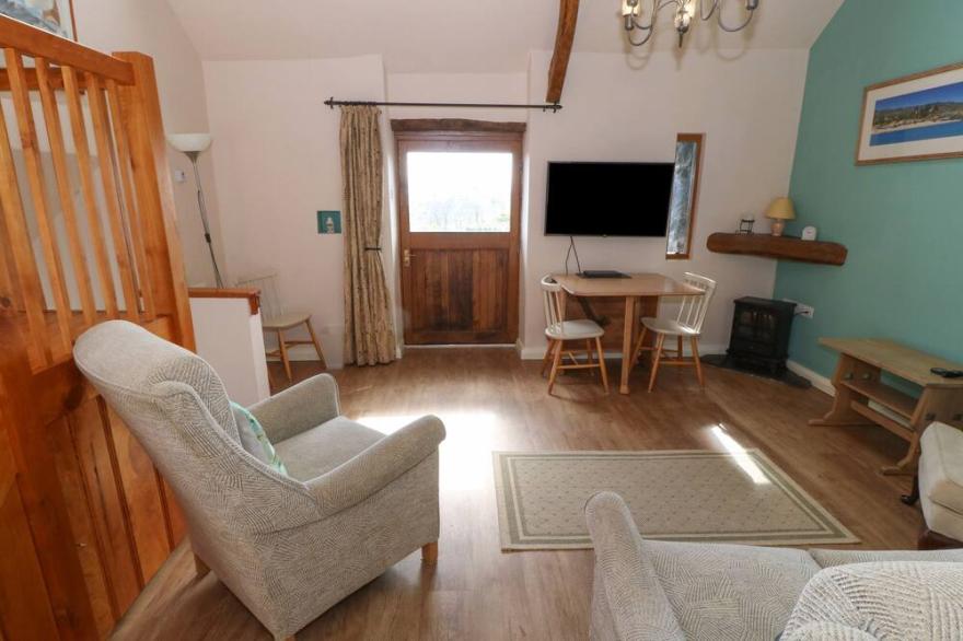 THE GRAIN STORE, pet friendly, character holiday cottage in Abersoch