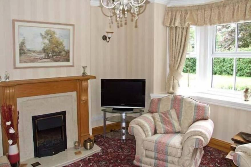 HIGHFIELD COTTAGE, family friendly, with a garden in Leek