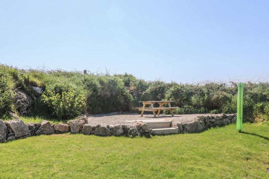 KITTICARN, family friendly, character holiday cottage in Sennen Cove