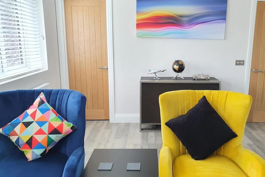 Garland Modern Spacious Apartment, Brentwood 2 With Private Entrance & Parking