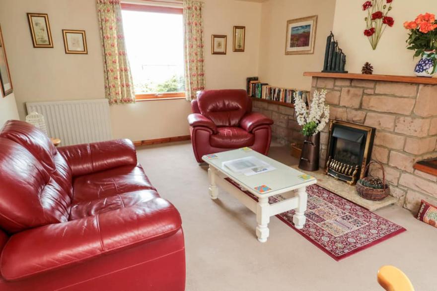 YORK COTTAGE, pet friendly, with a garden in Wooler