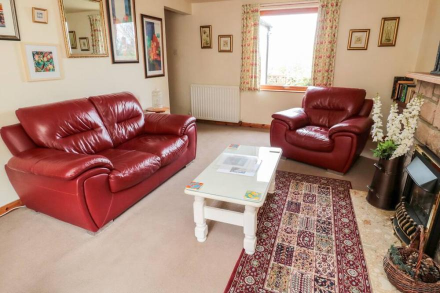 YORK COTTAGE, pet friendly, with a garden in Wooler
