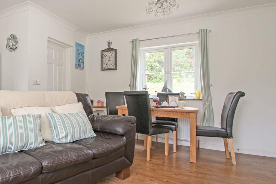 DEMELZA COTTAGE, pet friendly, character holiday cottage in Truro